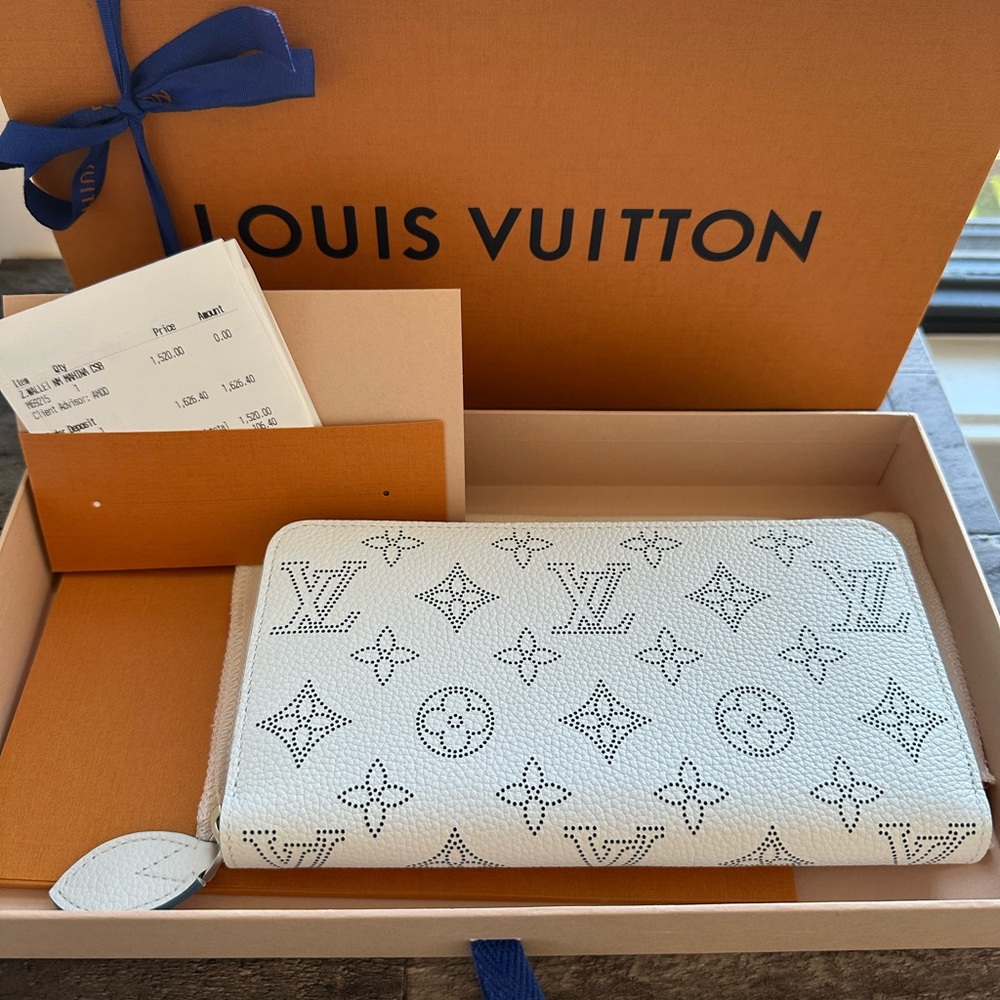 Authentic NEW Louis Vuitton Zippy Wallet. White w/Blue Trim. NWT & Receipt!